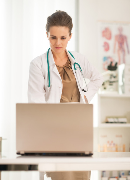 Médico médico mujer buscando en el ordenador portátil
 - Foto, Imagen