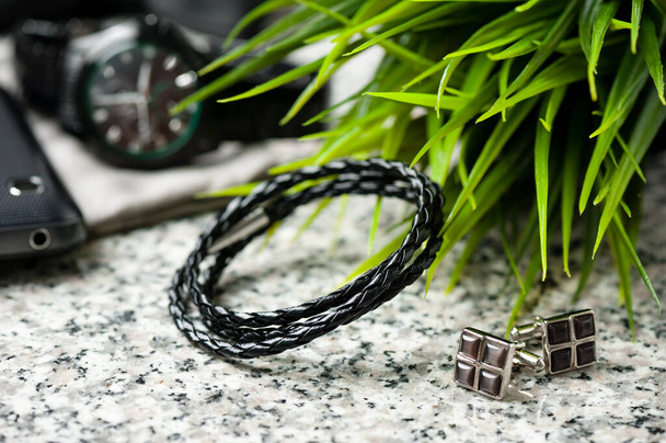 closeup pulseira de couro trançado preto para homens, estilo casual de acessórios homens. - Foto, Imagem