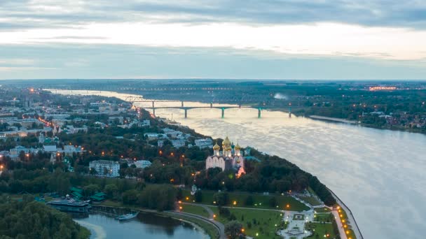 Jaroszlavl, Oroszország. Park nyíl. Nagyboldogasszony Katedrális. Volga folyó és hidak. Esti fények, naplemente után - Felvétel, videó
