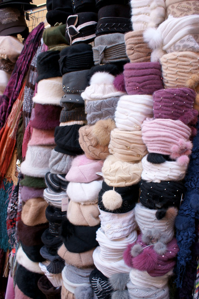 Chapéus e cachecóis no mercado
 - Foto, Imagem