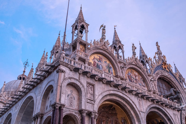 Venecia, Italia - 05 de octubre de 2019: Mirando hacia la esquina noroeste del techo ornamentado de la Basílica de San Marcos, Venecia. Mármol brilla rosa con la luz del sol poniente. - Foto, Imagen