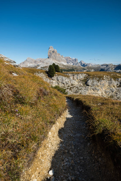 Goed vertrapte route op de plateau top van Monte Piana leidt naar een prachtig uitzicht op de drie schoorstenen in de Italiaanse Dolomieten - Foto, afbeelding