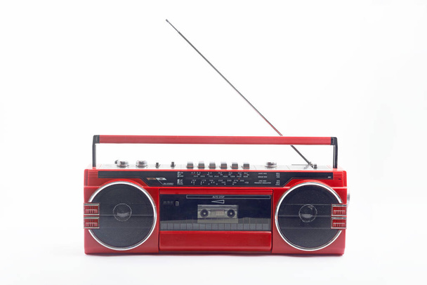 Açık antenli kırmızı antika kaset çalar beyaz arkaplanda izole edildi - Fotoğraf, Görsel