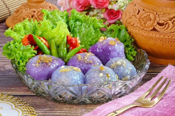 Кульки з тапіоки (саго) з начинкою свинини і арахісу, відомий традиційний тайський апетититист, тайська назва вуличної страви Saku Sai Moo, подається з овочами і чилі. Саго Перлина або перлина тапіоки - Фото, зображення