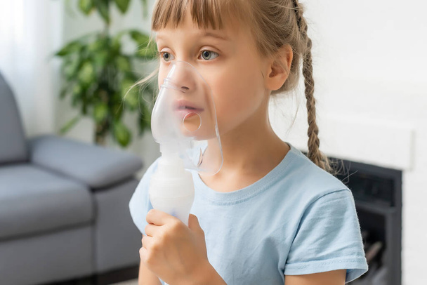 Niña haciendo inhalación con nebulizador en casa. inhalador de asma infantil inhalación nebulizador vapor concepto de tos enferma. - Foto, Imagen