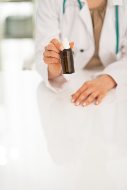 Doctor woman showing medicine bottle - Foto, afbeelding