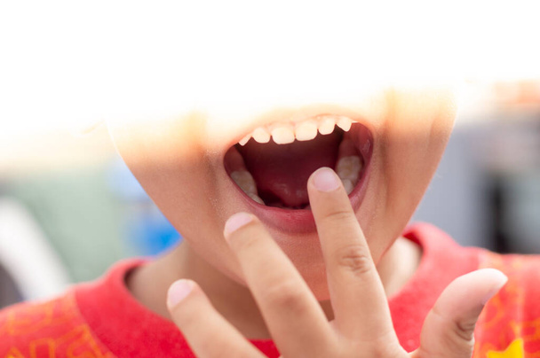selektiver Fokus von offenem Mund, offenem Mund und geöffneter Hand bei Jungen - Foto, Bild