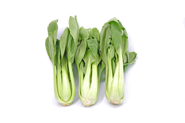 Bok choy изолированы на белом фоне. Китайская капуста (Bok choy, Pak choi или Pok choi) свежие зеленые листья овощей с органической овощной фермы - Фото, изображение