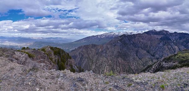 Magányos csúcs táj kilátás tavasszal Mount Mahogany nyomvonal, Wasatch Front Sziklás-hegység, Orem és Draper, Utah. Egyesült Államok. Egyesült Államok - Fotó, kép