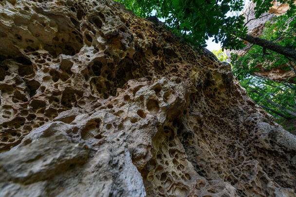 Θρακική νεκρόπολη ή αρχαίο ιερό και ιερό τόπο που ονομάζεται Οι κωφοί πέτρες κοντά Ivaylovgrad, Βουλγαρία.  - Φωτογραφία, εικόνα