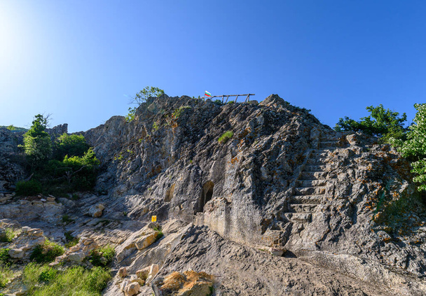 Tracka nekropolia lub starożytne sanktuarium i święte miejsce zwane głuchymi kamieniami w pobliżu Ivaylovgrad, Bułgaria.  - Zdjęcie, obraz