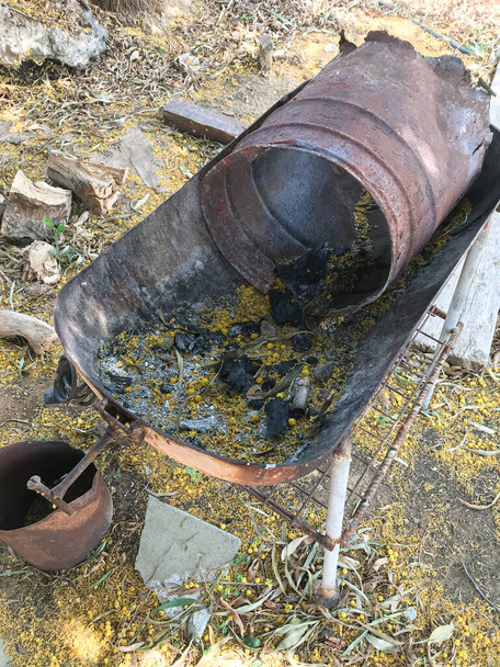 una vieja parrilla oxidada hecha de un barril se sienta en el patio trasero. Protaras. Ayia Napa. Chipre - Foto, imagen