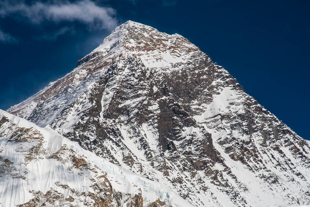 KALA PATTHAR, NEPAL - CIRCA OCTOBER 2013: view of the Everest from Kala Patthar about October 2013 in Kala Patthar. - Фото, зображення