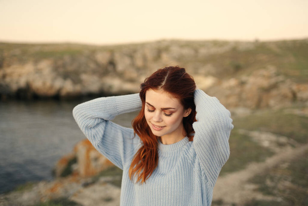 όμορφη γυναίκα σε μπλε πουλόβερ απολαμβάνουν τη φύση ελευθερία του φρέσκου αέρα - Φωτογραφία, εικόνα