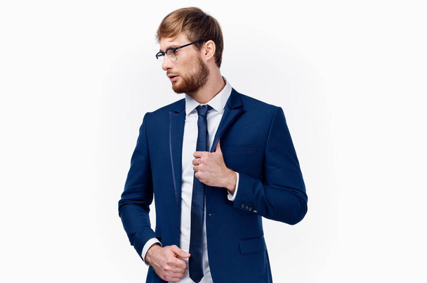 Boynunda kravat ve yüzünde gözlük olan klasik takım elbiseli seksi bir iş adamı. - Fotoğraf, Görsel