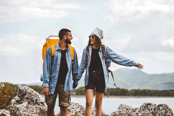 Hikers with backpacks walking enjoying at the mountain lake - Foto, Bild