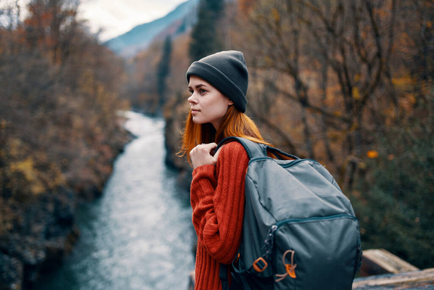 Turysta z plecakiem w lesie na przyrodzie góry Rzeka podróże - Zdjęcie, obraz