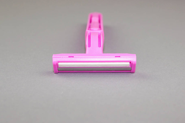 As lâminas descartáveis das mulheres cor-de-rosa fecham. Conceito de remoção de cabelo - Foto, Imagem