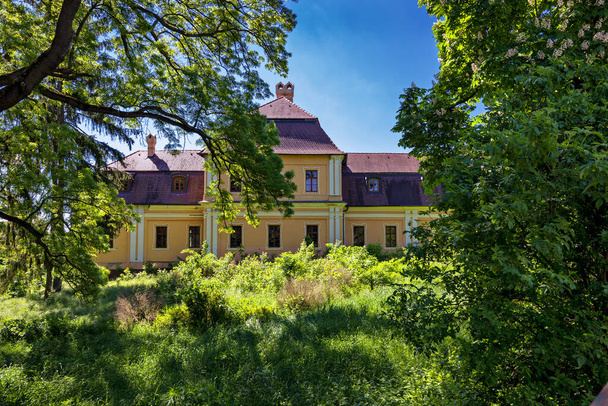 Casa señorial neobarroca en Travnica, parque, Eslovaquia. - Foto, imagen