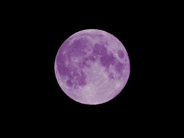 Génova Italia - 28 de mayo de 2021; Fondo abstracto, Colorido rosa, púrpura y azul super luna llena con brillante en el cielo nocturno del atardecer. Cielo negro natural suave en el fondo.  - Foto, imagen