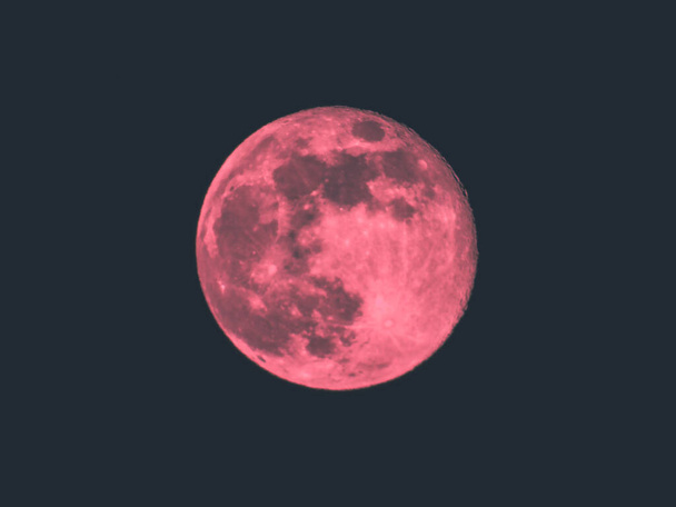 Génova Italia - 28 de mayo de 2021; Fondo abstracto, Colorido rosa, púrpura y azul super luna llena con brillante en el cielo nocturno del atardecer. Cielo negro natural suave en el fondo.  - Foto, imagen