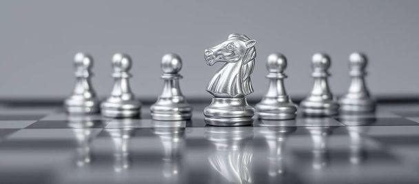 ασημένια σκακιστική ομάδα (Βασιλιάς, Βασίλισσα, Επίσκοπος, Ιππότης, Πύργος και Πιόνι) στη σκακιέρα εναντίον αντιπάλου κατά τη διάρκεια της μάχης. Στρατηγική, επιτυχία, διαχείριση, επιχειρηματικό σχεδιασμό, σκέψη, εκπαίδευση και ηγετική ιδέα - Φωτογραφία, εικόνα