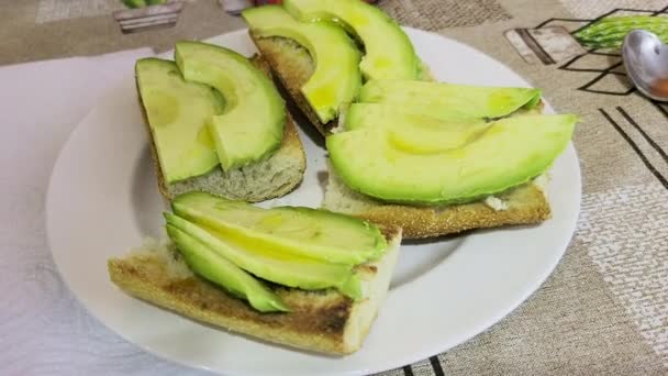 Zdrowe domowe tosty awokado na śniadanie - Materiał filmowy, wideo