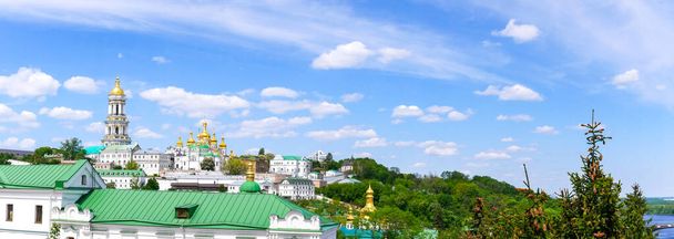 Kiev Pechersk Lavra, details of the exterior of internal buildings and cathedrals and the park. - Φωτογραφία, εικόνα