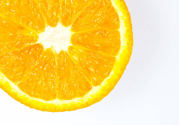 白とオレンジの背景にあるオレンジフルーツの写真を閉じます。柑橘類の半分にカット,内部,マクロビュー.ミニマリズム、オリジナルで創造的なイメージ。美しい自然壁紙. - 写真・画像