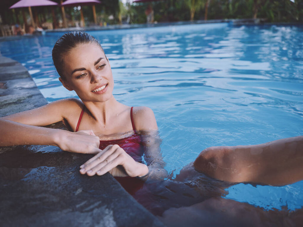 mujer tocando piscina baldosas paisaje relajarse modelo retrato - Foto, Imagen