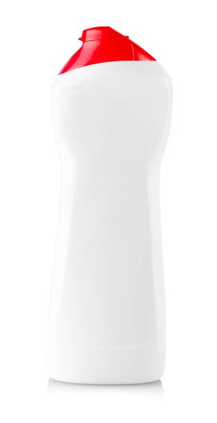 белые пластиковые бутылки чистящих средств изолированы на белом фоне - Фото, изображение