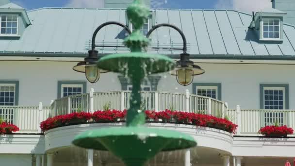 Manoir Montmorency visto dietro una fontana - Filmati, video