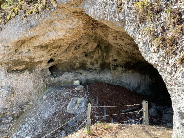 La pequeña Cueva de las Hadas (Petite Grotte aux Fees o Grottes aux Fees de Vallorbe) oder die kleine Hoehle der Feen, Vallorbe Cantón de Vaud, Suiza (Kanton Waadt, Schweiz) - Foto, imagen