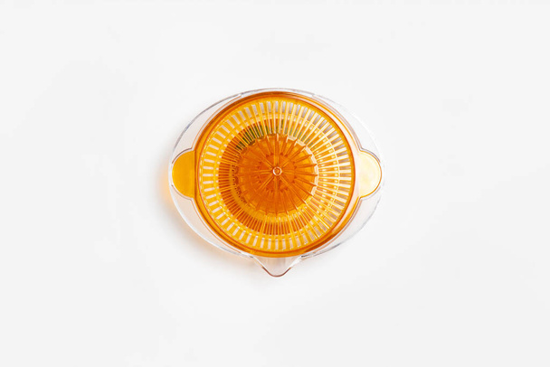 白地に分離されたプラスチックの柑橘類のジューサー。高解像度写真. - 写真・画像