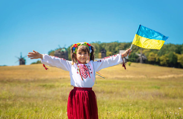 Ein Kind in ukrainischer Nationaltracht. Selektiver Fokus. Natur. - Foto, Bild
