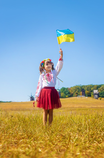 Egy gyerek egy nemzeti ukrán jelmezben. Szelektív fókusz. természet. - Fotó, kép