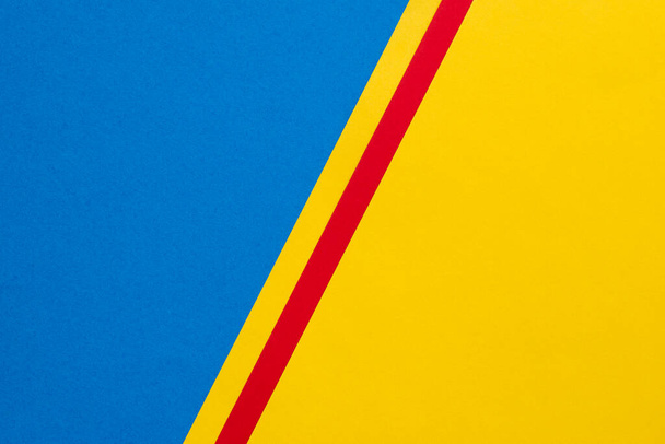 Fondo azul y amarillo dividido diagonalmente con rayas amarillas y rojas - Foto, imagen