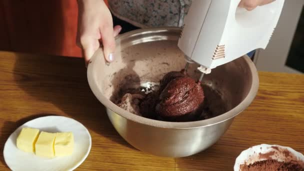 Zutaten für den Kuchen mischen, bis sie eingearbeitet sind - Filmmaterial, Video