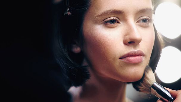 Make-up-Artist trägt Puder auf Gesicht des Models auf - Foto, Bild