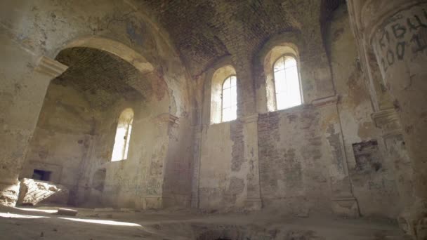 Mauern in einer zerstörten Kirche - Filmmaterial, Video
