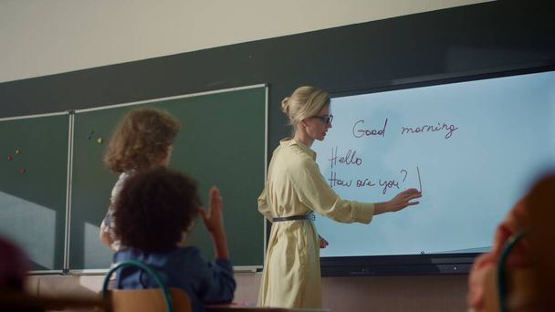 Вчитель використовує інтерактивну цифрову дошку. Студентське письмо на розумній дошці
  - Фото, зображення