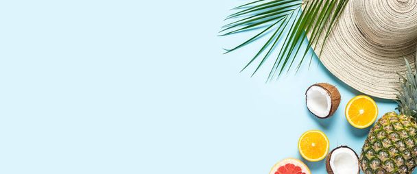 Chapeau femme à large bord, fruits tropicaux et branche de palmier sur fond bleu. Concept d'été, vacances en mer. Bannière. Couché plat, vue du dessus. - Photo, image
