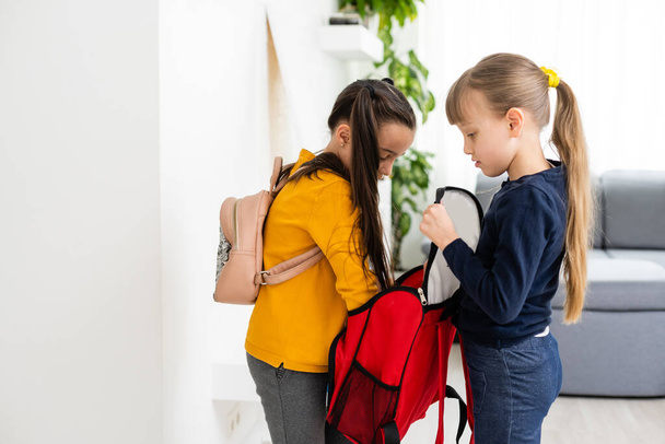 Діти ходять до школи школярки з рюкзаками, фантастична концепція дівчаток
 - Фото, зображення