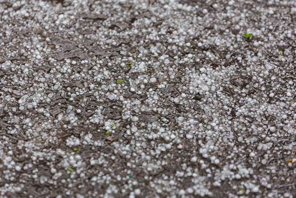 Hielo blanco granizo en la superficie del camino de asfalto - Foto, imagen