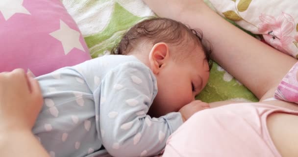 Vrouw die pasgeboren baby borstvoeding geeft. Baby die moedermelk eet. Concept van lactatie zuigeling - Video