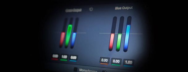 Színosztályozó eszközök vagy RGB színjavító kijelző monitoron a gyártás utáni folyamat során. Telecine teljes fokozatú szakaszában video- vagy filmgyártási feldolgozás. színező szerkesztése vagy osztályozása szín digitális film. - Fotó, kép