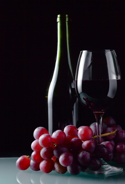 σταφυλιών και γυαλί με κόκκινο κρασί  - Φωτογραφία, εικόνα