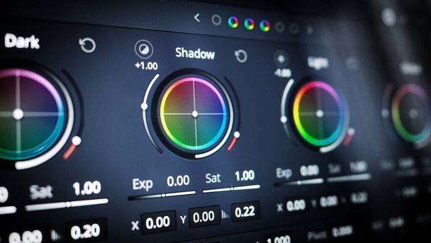Інструменти оцінки кольорів або індикатор виправлення кольорів RGB на моніторі в пост-виробництві. Телепрограма повного класу в обробці відео або плівки. для колористичного редагування кольору оцінки на цифровому фільмі
 - Фото, зображення