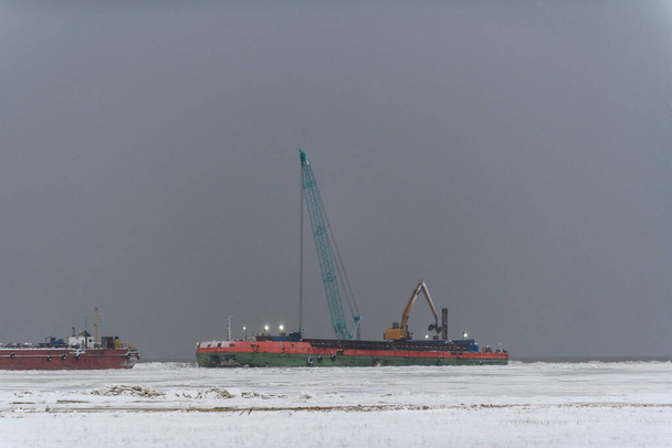 Loď s jeřábem. Dredger pracuje na moři. Silná mlha v Severním ledovém moři. Stavba námořních prací na moři. Budova přehrady, jeřáb, člun, bagr. - Fotografie, Obrázek