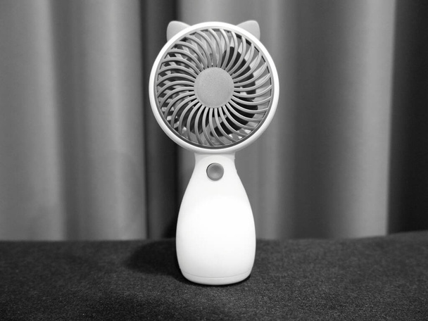 Imagen en blanco y negro del mini ventilador sobre la mesa - Foto, Imagen